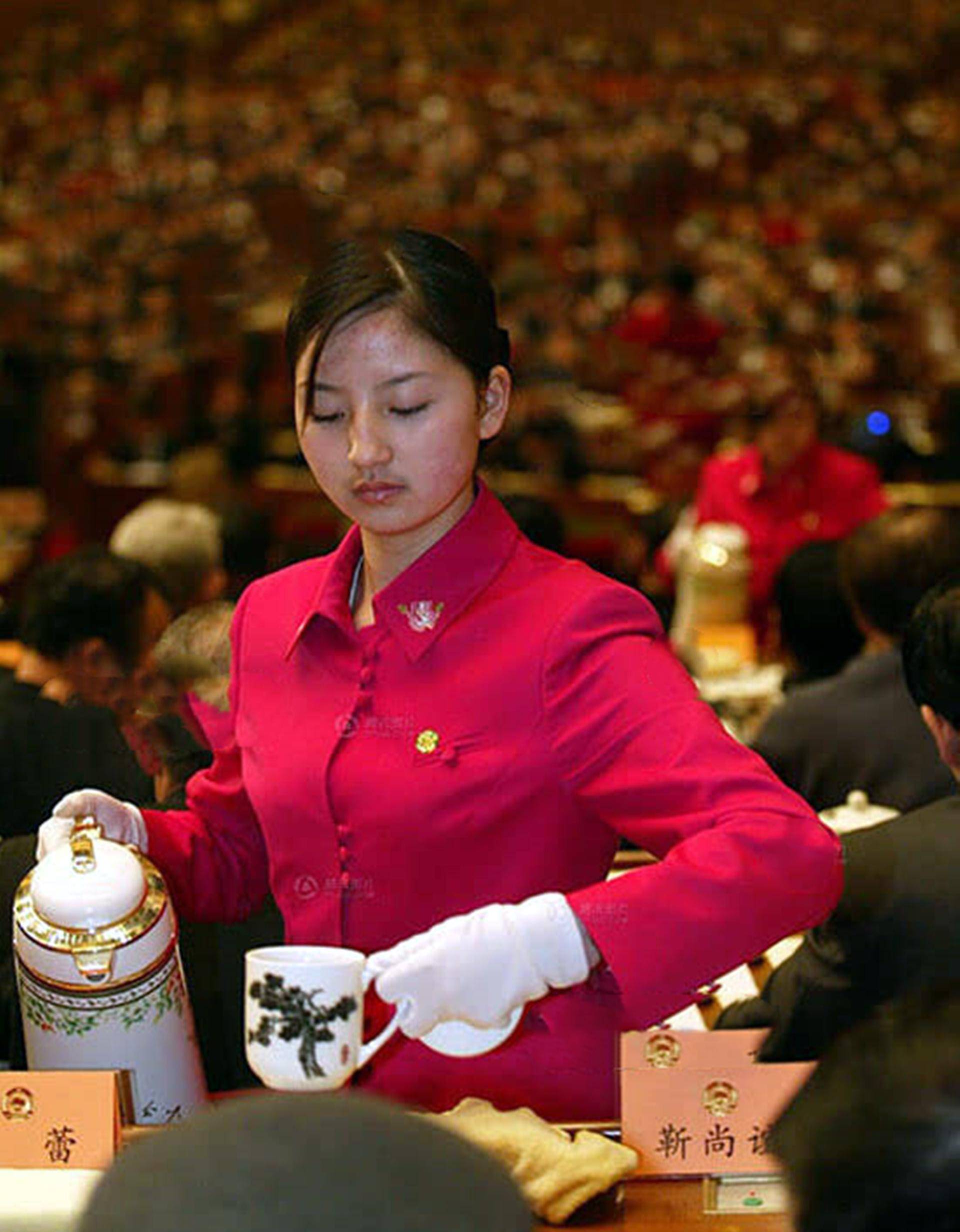 要求极高三四百人只挑两三个唯独没北京人pg电子娱乐平台原创人民大会堂对服务员(图5)